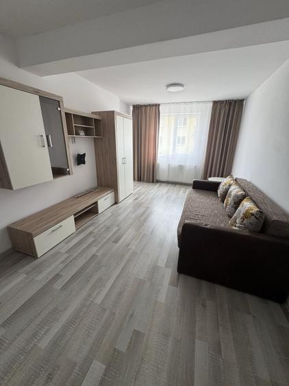 Apartament cu 2 camere decomandat în Tractorul