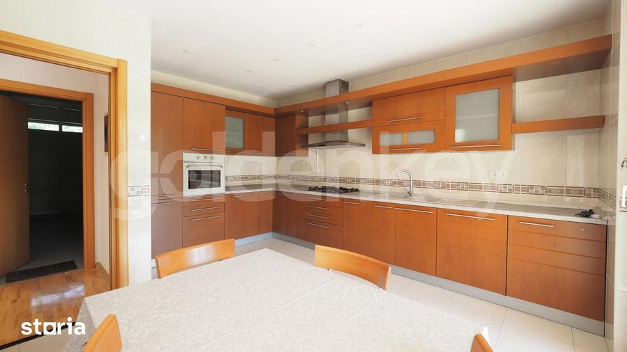 Casă cu 6 camere cu Teren 200 Mp în Central