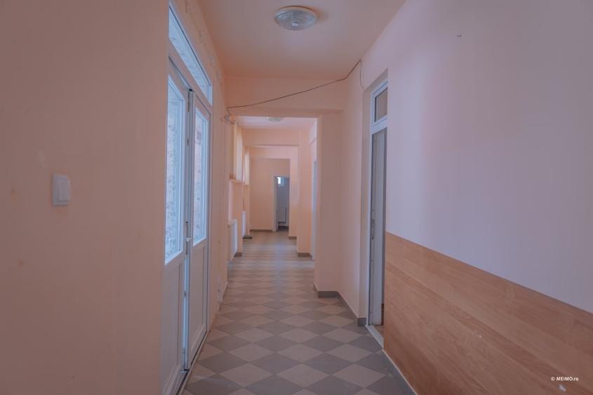 Casă individuală cu 20 camere cu Canalizare în Moinești