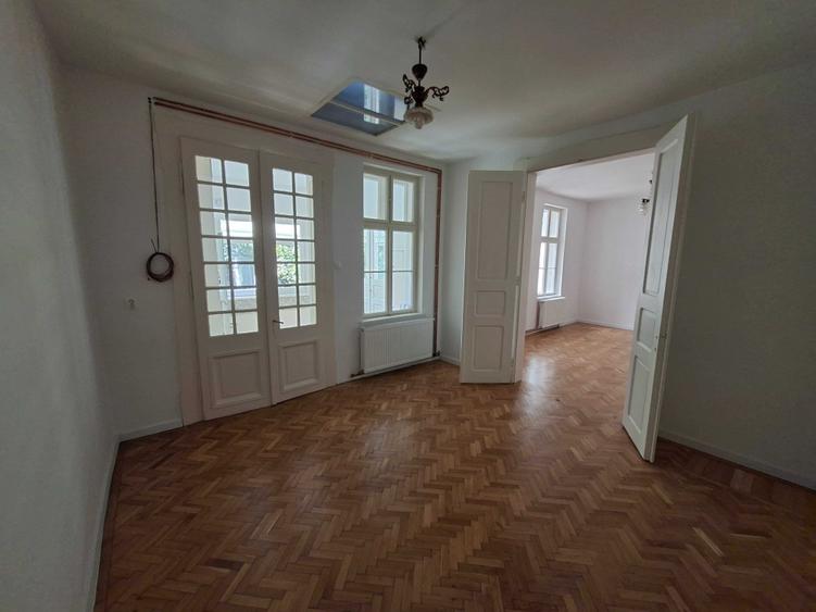 Casă cu 2 camere semidecomandat cu Teren 200 Mp în Central