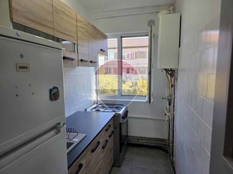 Apartament cu 3 camere semidecomandat, mobilat în Central