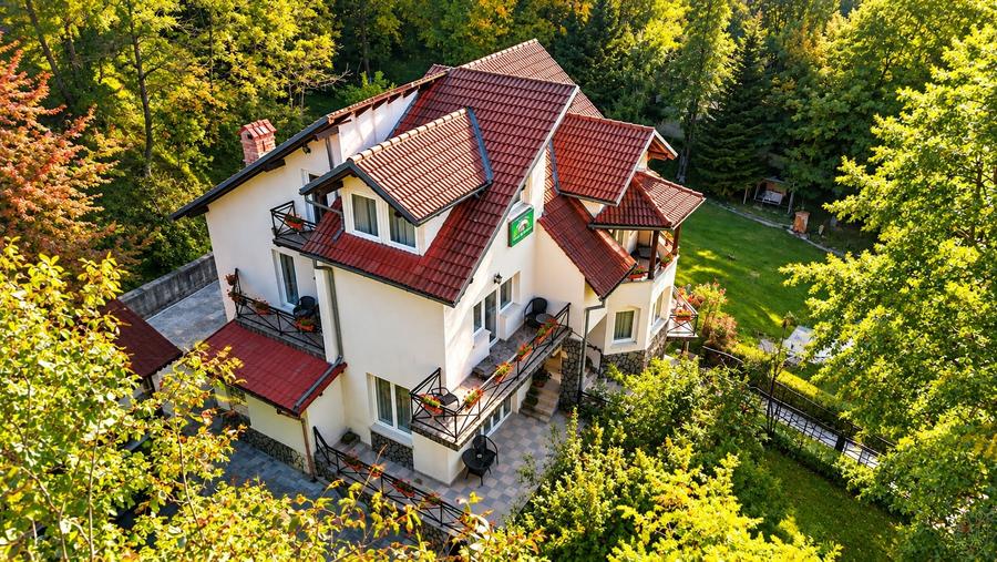 Casă individuală cu 11 camere cu Canalizare în Breaza