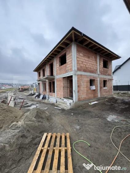 Casă cu 3 camere cu Teren 250 Mp în Central