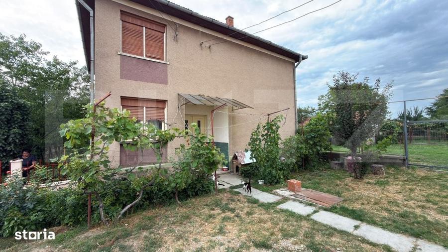 Casă cu 4 camere decomandat în Cărășeu