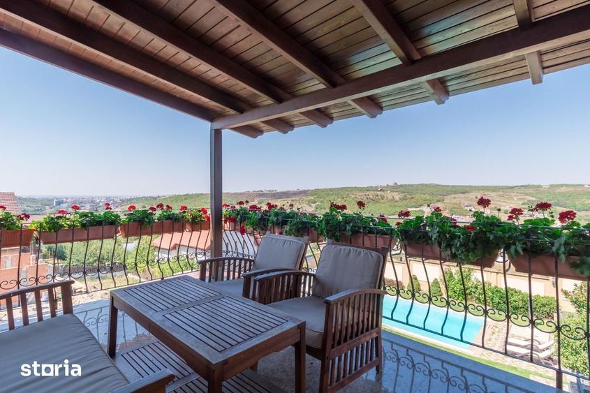 Casă cu 10 camere cu Teren 1053 Mp în Paleu