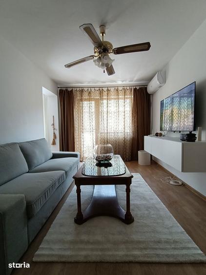 Apartament cu 3 camere semidecomandat, mobilat în Central