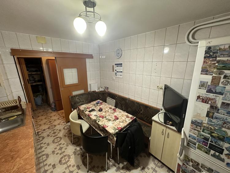 Apartament cu 4 camere semidecomandat, mobilat în Berceni
