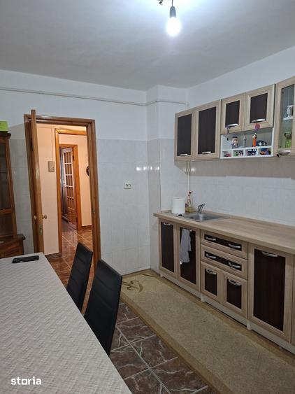 Apartament cu 3 camere decomandat în Craiovița Nouă