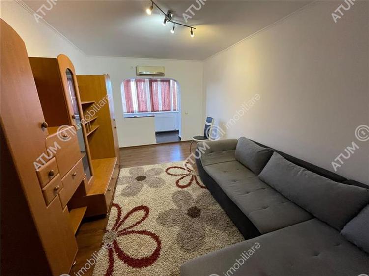 Apartament cu 3 camere decomandat, mobilat în Vasile Aaron