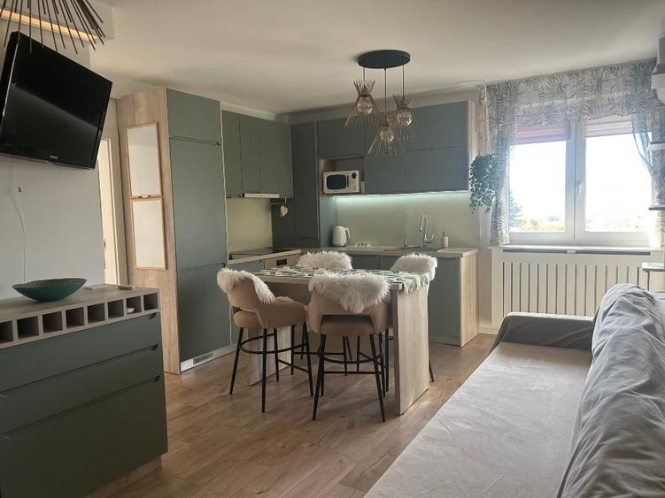 Apartament cu 3 camere semidecomandat, mobilat în Florești