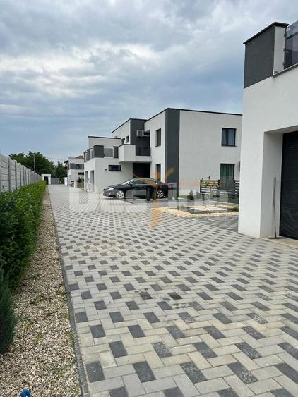 Casă cu 5 camere cu Canalizare în Central