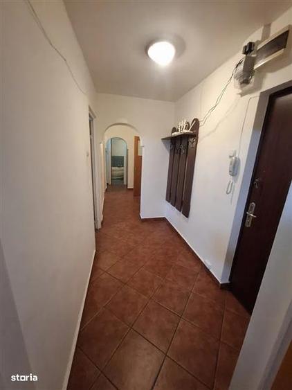 Apartament cu 3 camere decomandat, mobilat în Tei