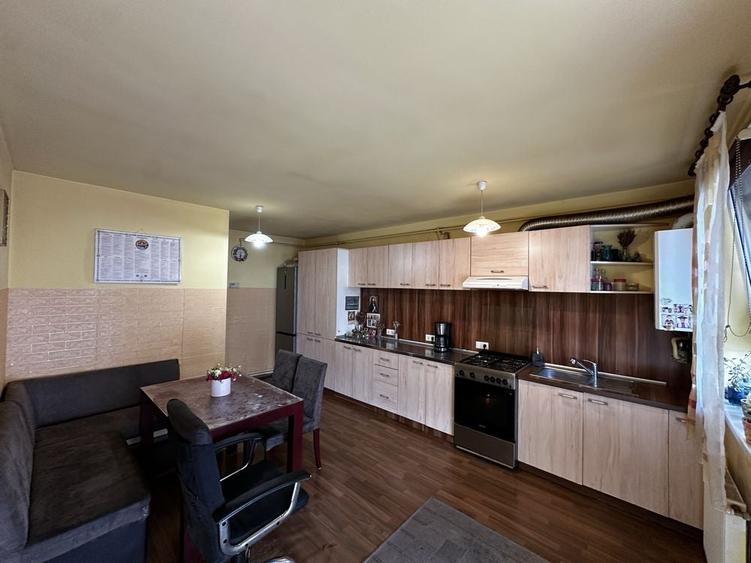 Apartament cu 4 camere decomandat în Exterior Vest