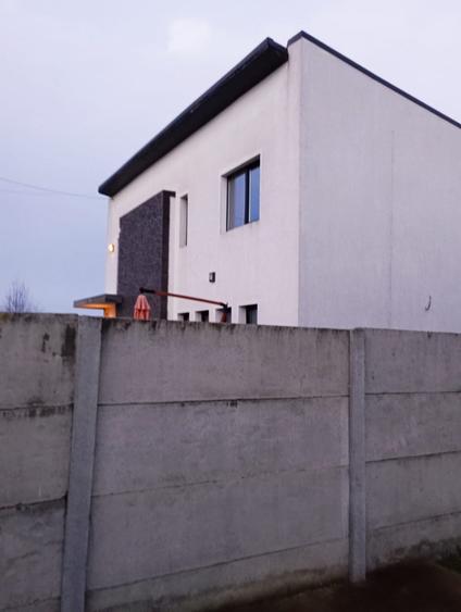 Duplex cu 5 camere cu Canalizare în Beceni