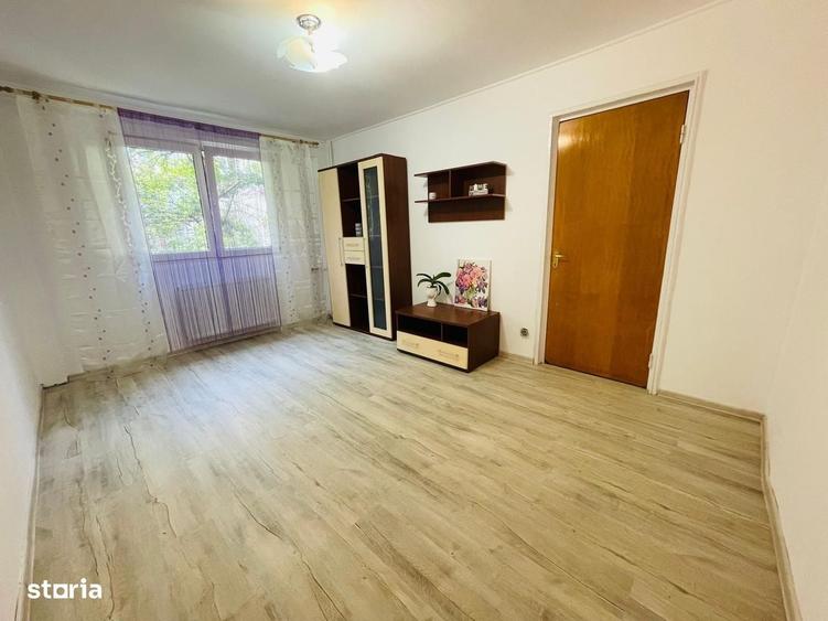 Apartament cu 3 camere semidecomandat în Lacul Tei