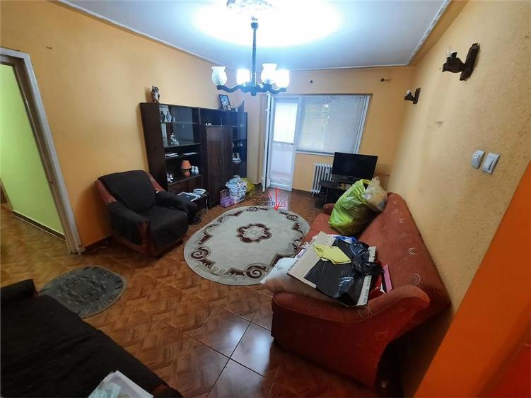 Apartament cu 4 camere semidecomandat în Iancului