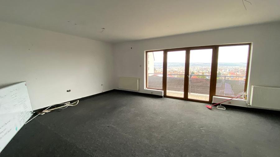 Apartament cu 4 camere semidecomandat în Zorilor