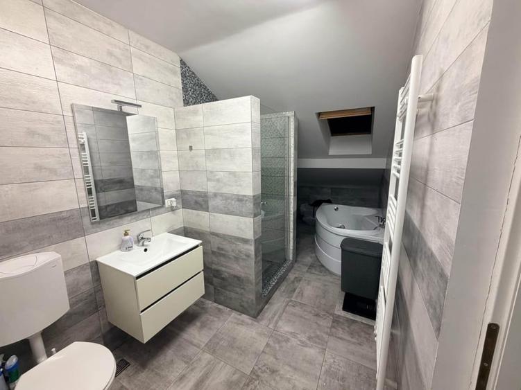 Apartament cu 4 camere decomandat, mobilat în Est