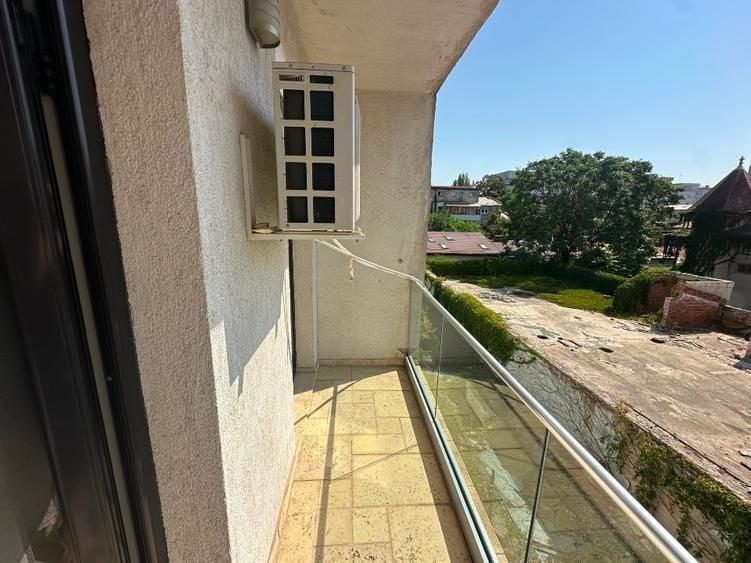 Apartament cu 3 camere semidecomandat, mobilat în P-ța Victoriei