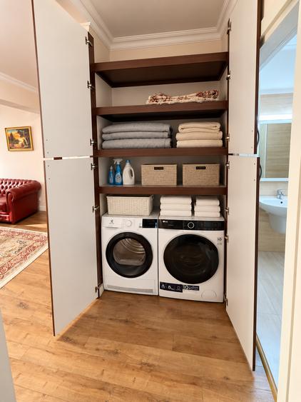 Apartament cu 3 camere semidecomandat în P-ța Victoriei