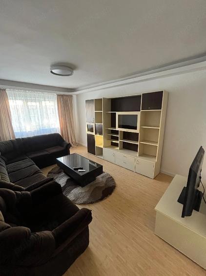 Apartament cu 3 camere decomandat în Micro 11
