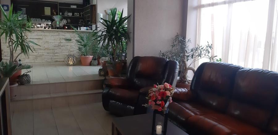 Casă individuală cu 16 camere cu Canalizare în Est