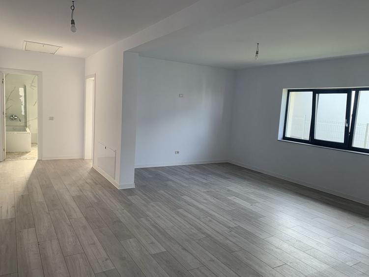 Casă cu 4 camere cu Teren 700 Mp în Valea Adâncă