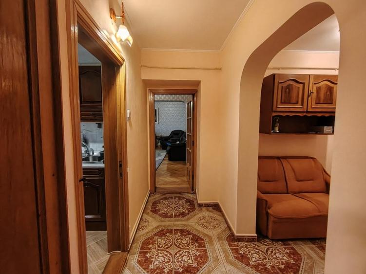 Apartament cu 5 camere decomandat, mobilat în Central
