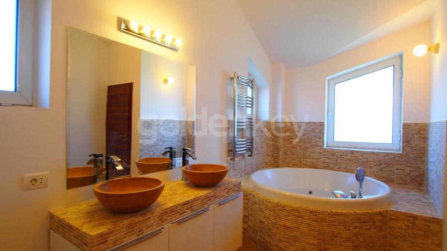 Casă individuală cu 8 camere cu Piscina în Iancu Nicolae