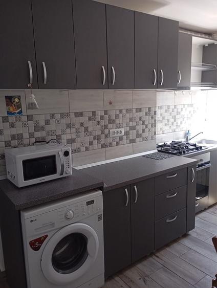 Apartament cu 3 camere semidecomandat în Iosia