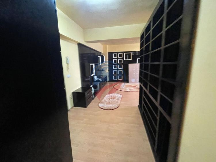 Apartament cu 3 camere semidecomandat în Central