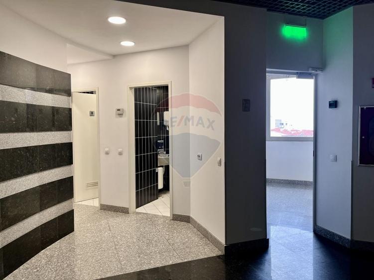 Birou, de 310 mp, în Universitate