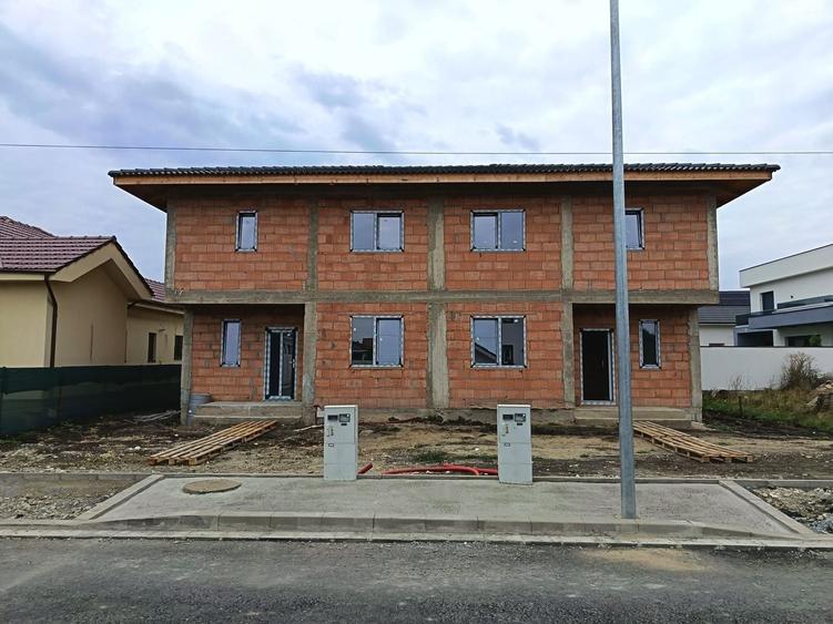 Duplex cu 8 camere cu Canalizare în Giarmata-Vii