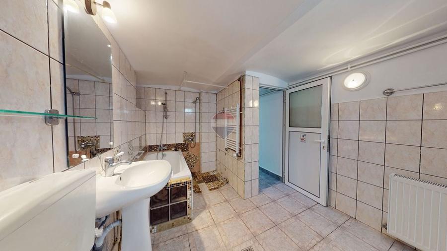 Apartament cu 3 camere semidecomandat în Centrul Istoric