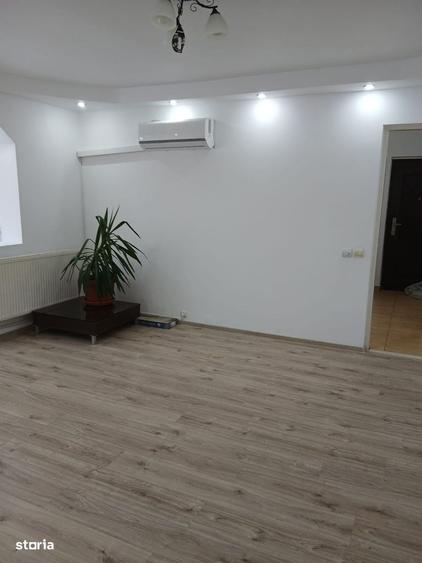 Apartament cu 3 camere semidecomandat în Micro 3