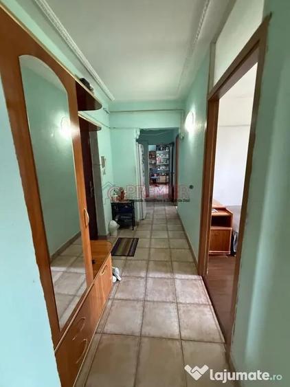 Apartament cu 4 camere semidecomandat în Berceni