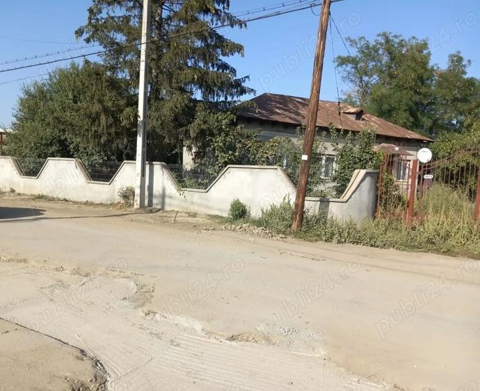 Casă cu 2 camere cu Teren 1600 Mp în Central