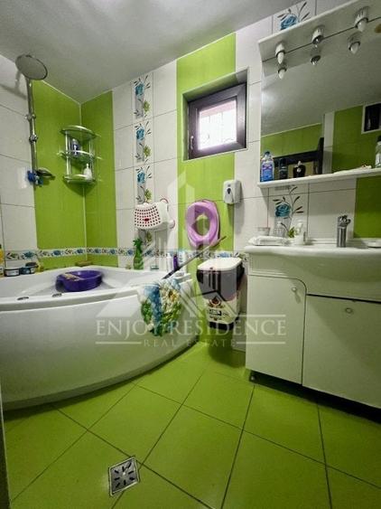 Casă individuală cu 9 camere cu Canalizare în Crângași