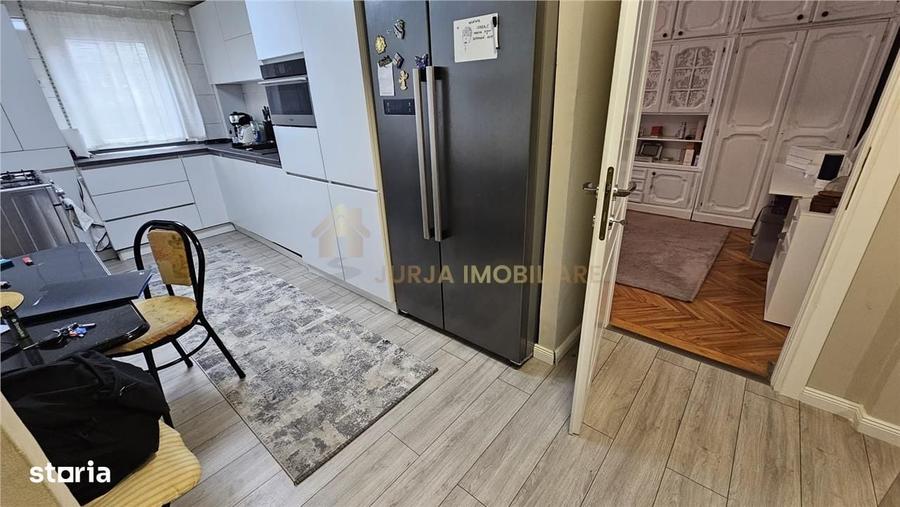 Apartament cu 4 camere decomandat în Florești