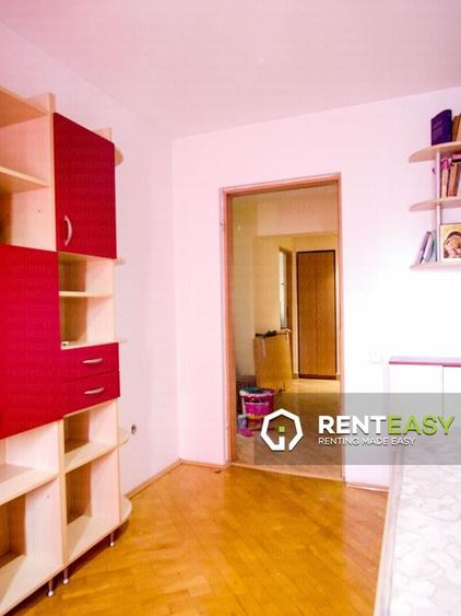 Apartament cu 3 camere decomandat în Nicolina