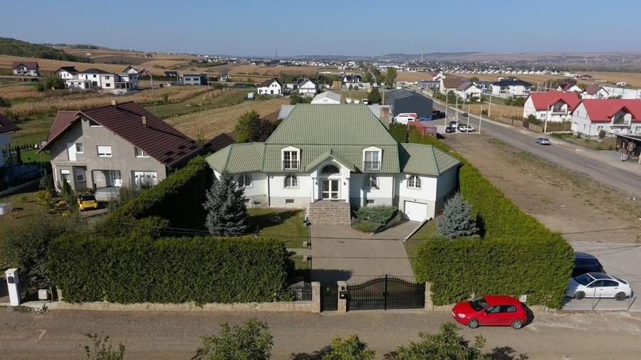 Casă cu 4 camere cu Teren 2300 Mp în Central