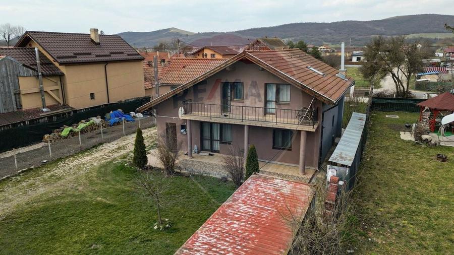 Casă cu 4 camere cu Teren 1000 Mp în Podu Oltului