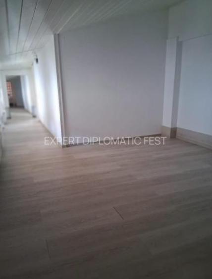 Casă cu 8 camere cu Teren 132 Mp în Tineretului