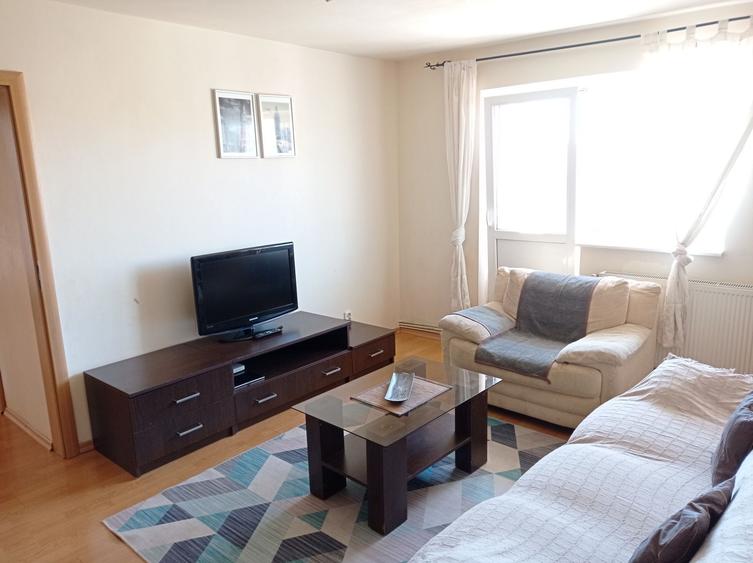 Apartament cu 3 camere semidecomandat în Central