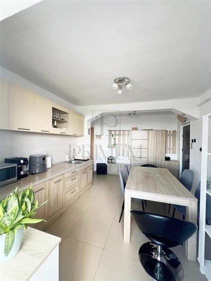 Apartament cu 3 camere semidecomandat, mobilat în Circumvalațiunii
