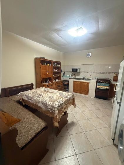 Casă individuală cu 9 camere cu Teren 600 Mp în Central