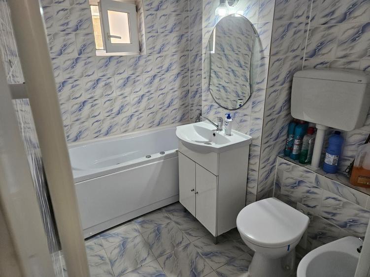 Apartament cu 3 camere semidecomandat în Spitalul Județean