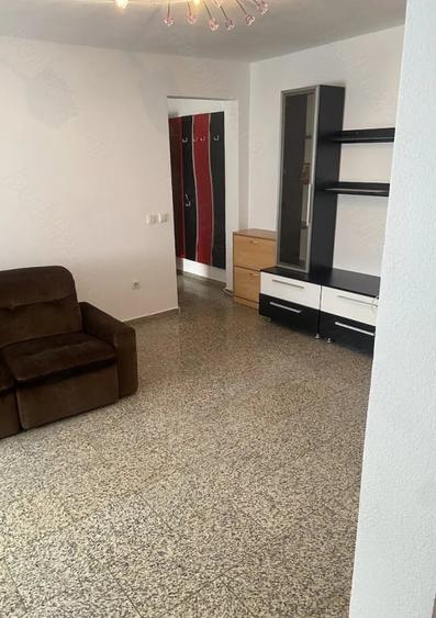 Apartament cu 3 camere semidecomandat, mobilat în Cetate