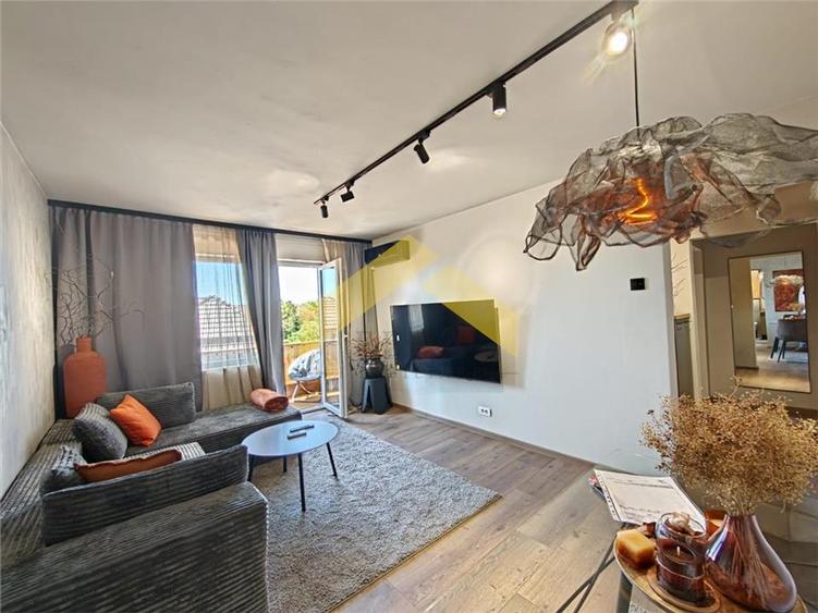 Apartament cu 3 camere semidecomandat, mobilat în Romanilor