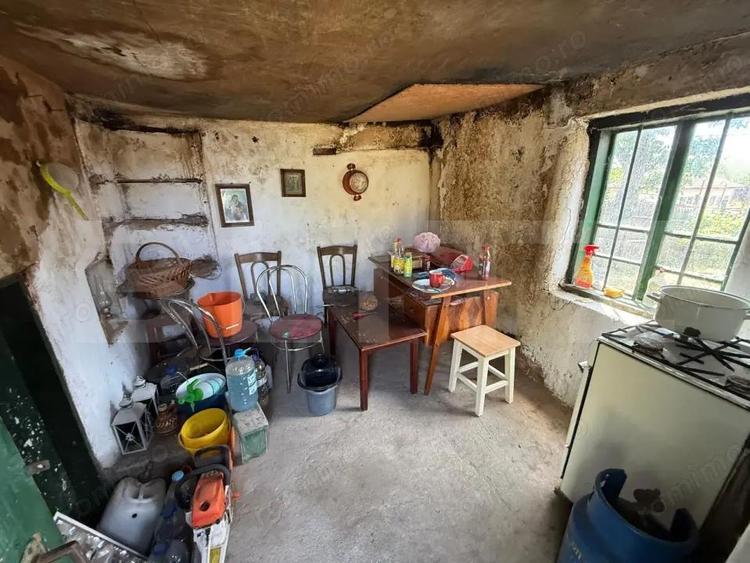 Casa partial renovata, 60mp utili , 6000 mp teren, zona Georocu Mare - 11